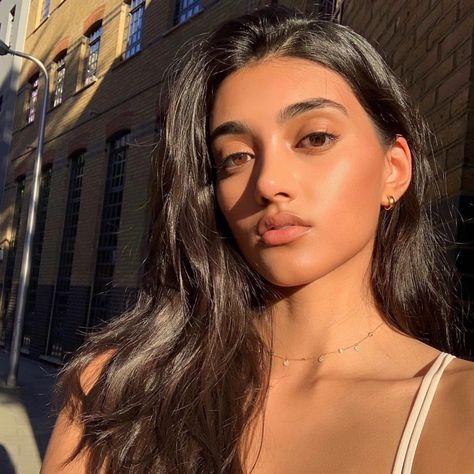 Half Indian Half White, Neelam Gill, Models To Draw, Sunkissed Skin, Dope Makeup, Female Actresses, Aesthetic Videos For Edits Love, Brown Girl, Beautiful Smile Women