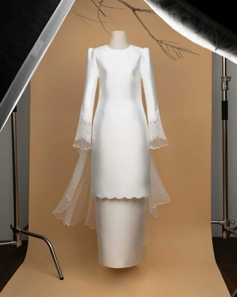 White Baju Kurung Nikah, Baju Nikah Klasik Kurung Songket, Baju Tunang Simple Muslimah, Baju Kahwin Muslimah, Malaysia Wedding Dress Hijab, Malay Wedding Dress Nikah, Simple Nikah Outfit, Wedding Baju Kurung, Melayu Wedding Dress