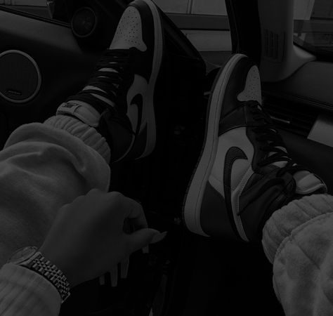 Black Jordan Aesthetic, Jordans Aesthetic, Snicker Shoes, Breezy Chris Brown, Shoes Wallpaper, Black Spiderman, Grey Pictures, Black And White Nikes, Black Nike Shoes