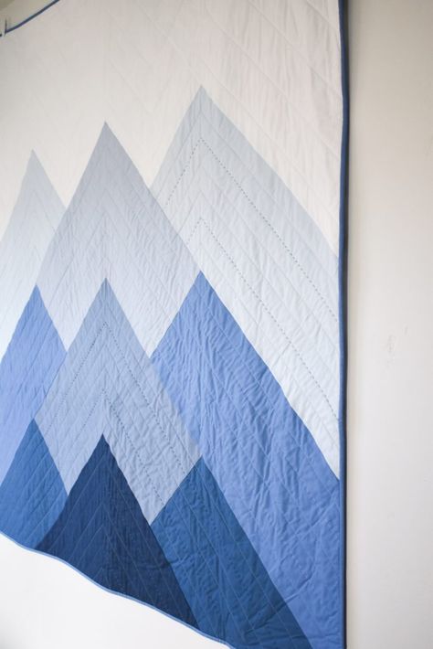 Mountains Quilt, Mountain Quilt Pattern, Quilt Hanging, Modern Quilting Designs, Mountain Quilts, Misty Mountains, Quilt Modernen, Quick Quilt, Quilt Care