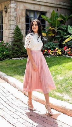 Midi Skirt And Shirt Outfits, How To Style Long Pleated Skirt, Long Skirt Outfits Pink, White And Pink Outfit Classy, Long Skirt With Shirt Classy, Long Pink Skirt Outfit, Rose Skirt Outfit, Midi Pleated Skirt Outfit, Pink Midi Skirt Outfit