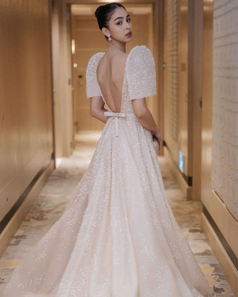 32 Stunning Modern-Day Ternos That Revolutionized Formal-Wear | Metro.Style Wedding Gown Philippines, Wedding Dress Philippines, Philippine Wedding Dress, Civil Wedding Gown, Modern Filipiniana Gown, Filipiniana Wedding Dress, Filipiniana Wedding Theme, Modern Filipiniana Dress, Filipiniana Wedding