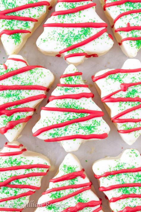 Christmas Tree Snack Cakes (Little Debbie Copycat) - A baJillian Recipes Little Debbie Snack Cakes, Christmas Trays, Xmas Cakes, Layer Cake Filling, Debbie Snacks, Homemade Christmas Tree, Xmas Baking, Snack Cakes, Food Holidays