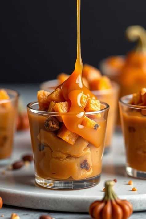 Pumpkin pudding cups topped with caramel sauce and pumpkin pieces. Pumpkin Pie Individual Cups, Low Calories Dinner, Pumpkin Pie Cups, Caramel Pumpkin Pie, Healthy Fall Snacks, Pumpkin Pie Bites, Low Calorie Pumpkin, Pie Cups, Traditional Pumpkin Pie