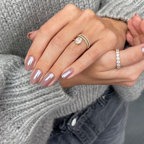 The Only 2023 Nail Trends That You Need to Know Chrome Nail Colors, Nail Coat, Chrome Nails Designs, Modern Nails, Metallic Nails, Oval Nails, Dip Powder Nails, Neutral Nails, Dipped Nails