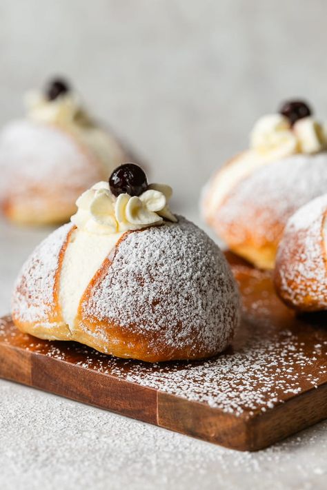 Maritozzi, Italian Cream Buns Italian Gourmet Food, Dessert Recipes Not Too Sweet, Desserts For A Restaurant, Italian Plated Desserts, Puff Pastry Pastries, Winter Pastry Recipes, Cream Filled Desserts, Sicilian Dessert Recipes, Italian Sweets Recipes