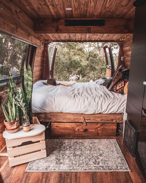 Cool camper interior with wood paneling and comfy bed Design Ložnic, Van Bed, Caravan Decor, Interior Boho, Kombi Home, Van Life Diy, Campervan Interior, Camper Makeover, Van Home