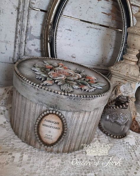 Vintage Hat Boxes, Boxes Ideas, Decoupage Diy, Handmade Christmas Crafts, Decoupage Box, Decoupage Art, Altered Boxes, Decoupage Vintage, Hat Boxes