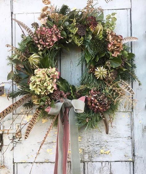 English Country Wreath, Christmas Fresh Door Wreaths, Hydrangea Wreath Christmas, Hydrangea Christmas Wreath, Wreath Workshop, Christmas Candle Decorations, Natural Wreath, Dried Flower Wreaths, Christmas Door Wreaths