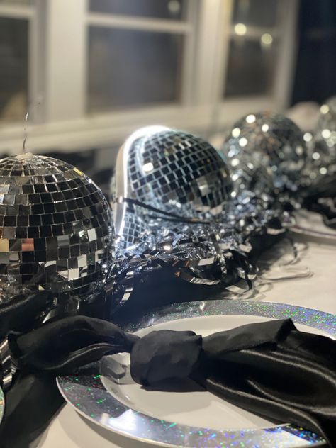 Black And White Disco Party, Disco Ball Table Setting, Disco Table Setting, Disco Party Aesthetic, 70s Theme Party, Disco Party Decorations, 30th Birthday Decorations, House Of Balloons, Party Setup