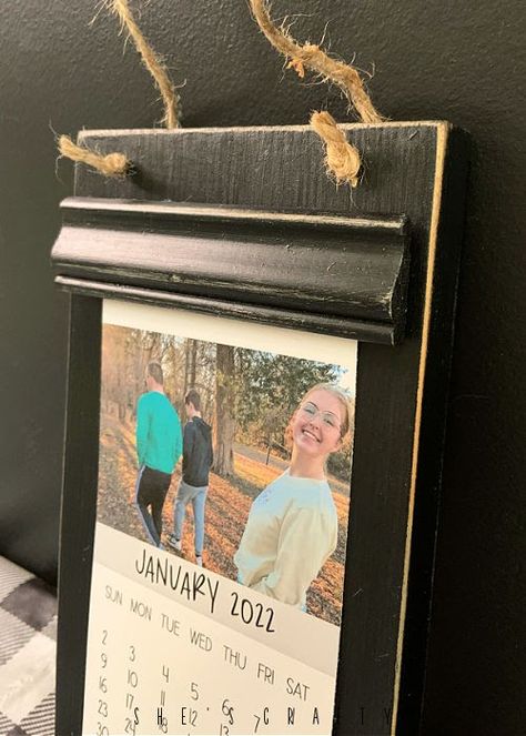 How to make a photo calendar holder. Picture Frame Calendar Diy, Calendar Holder Diy, Diy Dollar Tree Calendar Crafts, Calendar Frame Ideas, Diy Wall Calendar Ideas, Diy Calendar Holder, Photo Calendar Ideas, Photo Calendar Diy, Wood Calendar Holder