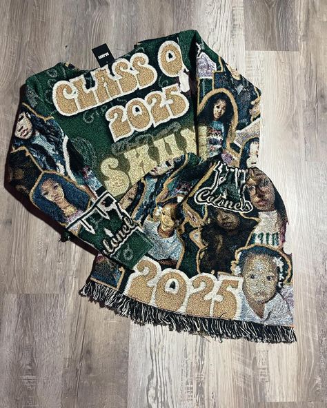 Grad Shirts Ideas, Senior Skirt Outfit, Senior Heads Outfits, Senior Outfit Ideas Black Women, Senior Breakfast Outfit, Cute Outfits For Senior Pictures, Tapestry Outfit, Senior Picture Ideas Black, Senior Sweater