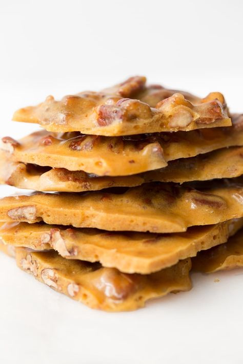 Pecan Candy, Pecan Brittle, Brittle Recipes, Nice Recipes, Nut Recipes, Peanut Brittle, Homemade Caramel, Candy Recipes, Salted Caramel