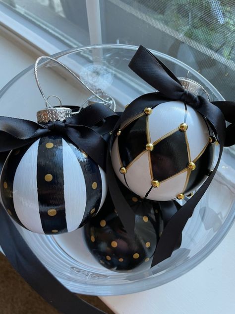 Black And White Ornaments, Black White Christmas Tree, Black Christmas Decorations, Mackenzie Childs Inspired, Mckenzie And Childs, Black White Christmas, Creepy Christmas, Glam Christmas, Dark Christmas