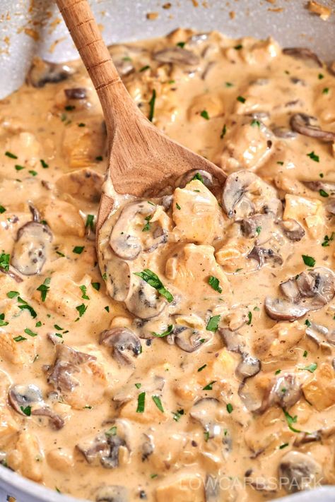 Stroganoff Chicken, Creamy Chicken Stroganoff, Chicken Stroganoff Recipe, Minute Chicken, Russian Dishes, Creamy Chicken Recipes, Chicken Stroganoff, Seared Chicken, Pan Seared Chicken