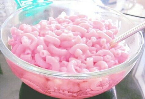 Pink mac and cheese Pink Mac N Cheese, Unicorn Mac And Cheese, Pink Mac And Cheese, Barbie Recipes, Unicorn Food, Barbie Party Decorations, Scrumptious Food, 10 Birthday, Maid Cosplay