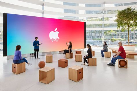 Foster + Partners unwraps spherical Apple Marina Bay Sands store Apple Genius Bar, Apple Headquarters, Genius Bar, Apple Event, Dubai Office, Dome Structure, Sphere Design, Sands Hotel, Retail Banking