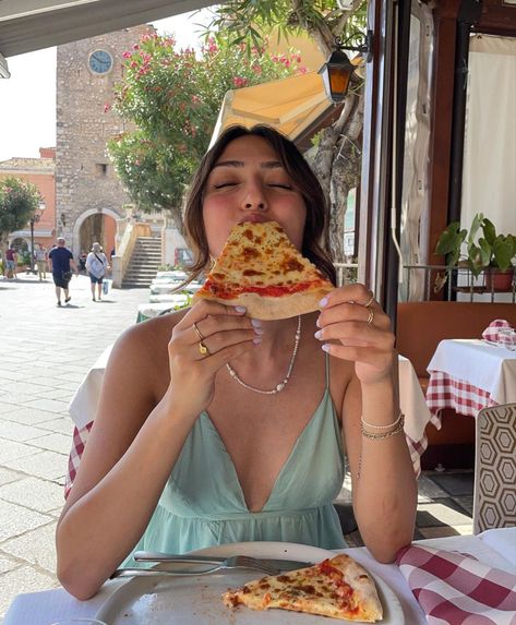 @losangelless on instagram Pizza Pics Aesthetic, Pizza Pose Instagram, Poses With Pizza, Pose With Pizza, Pizza Pictures Instagram, Pizza Aesthetic Pictures, Pizza Pics For Instagram, Pizza Story Instagram Ideas, Pizza Aesthetic Instagram Story