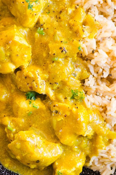 This 30-minute Yellow Chicken Curry will be the best you have ever tried. Once you try the juicy pieces of chicken simmering in a robust and flavorful sauce made with coconut milk, yellow curry powder, and other aromatics, you'll see why! Chicken Yellow Curry, Yellow Curry Powder, Chicken Curry Sauce, Yellow Chicken Curry, Yellow Curry Chicken, Chicken Curry Recipes, Chicken Curry Recipe Easy, Curry Recipes Easy, Coffee Cake Recipes Easy