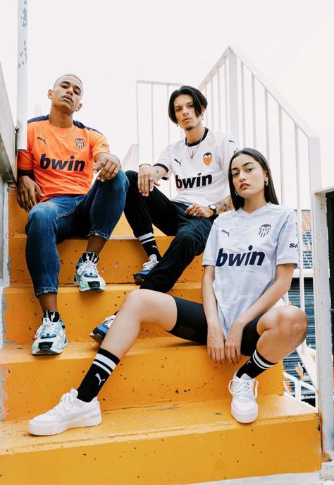 Shirts With Designs, Jerseys Outfit, Sports Fashion Design, Streetwear Photoshoot, Soccer Hair, Football Jersey Outfit, Kids Inspo, Football Photography, Mens Polo T Shirts