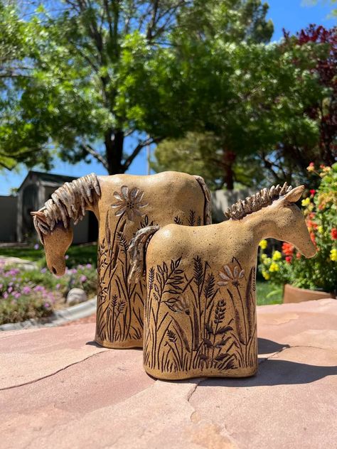 Horse Art Ideas, Pottery Handbuilding, Clay Animals, Horse Sculpture, Diy Pottery, Ceramics Pottery Art, Ceramic Animals, Pottery Sculpture, Ceramics Ideas Pottery