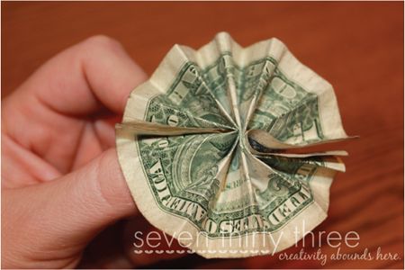 Dollar Oragami, Money Bouquet Tutorial, Fold Dollar Bill, Tricky Tray, Money Folding, Money Cakes, Showing Kindness, Folding Money, Towel Cake