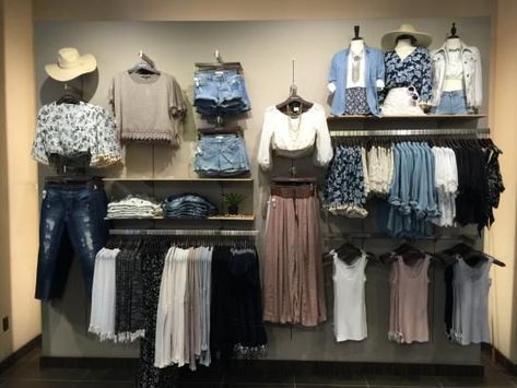 this display displays full outfits and seperate items that could coordinate as well Boutique Layout, Boutique Store Displays, Visual Merchandising Fashion, Visual Merchandising Ideas, Display Visual Merchandising, Clothing Store Displays, Visual Merchandiser, Clothing Store Interior, A Clothing Store