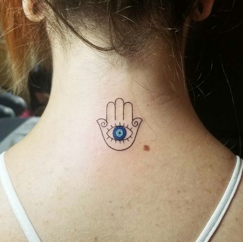 Tatuaje ojo turco Greek Evil Eye Tattoo, Hamsa Tattoo Design, Hamsa Hand Tattoo, Evil Eye Tattoo, Small Shoulder Tattoos, Hand And Finger Tattoos, Hamsa Tattoo, Omerta Tattoo, Tatuaje A Color