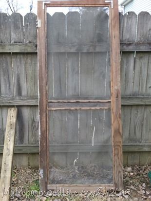 vintage screen door Chicken Wire Display, Vintage Screen Door, Screen Door Projects, Vintage Screen Doors, Old Screen Doors, Wood Screen Door, Wooden Screen Door, Crazy Crafts, Doors Repurposed