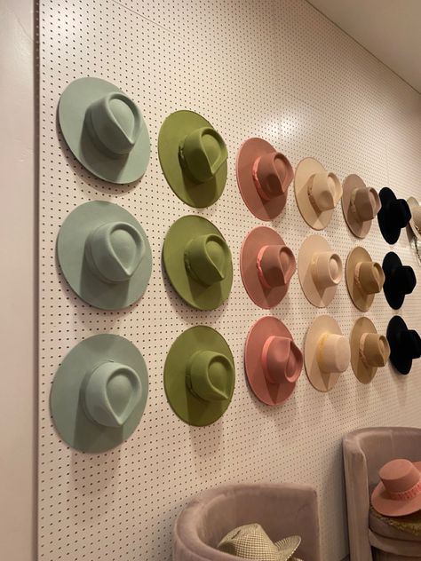 Farmers Market Hat Display, Hat Boutique Display, Hat Store Display Retail Design, Hat Display Ideas Wall Retail, Hat Retail Display, Hat Pop Up Shop, Wall Hat Display, Hat Shop Display, Bucket Hat Display