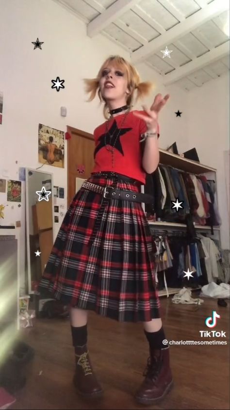 Grunge Colorful Outfit, Punk Plaid, Alternative Fashion Colorful, Silly Outfits Aesthetic, Alternative Christmas Outfit, Colorful Alt Fashion, Blue And Red Outfit, Y2k Red Outfit, Red And Blue Outfit