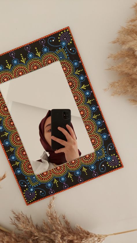 Dot Art Mirror Frame, Square Mirror Decorating Ideas, Mandala Dot Art On Square Canvas, Square Mirror Mandala Art, Photo Frame Painting Ideas Aesthetic, Rectangle Dot Mandala, Square Mirror Painting Aesthetic, Rectangle Mirror Diy, Dot Painting Mirror