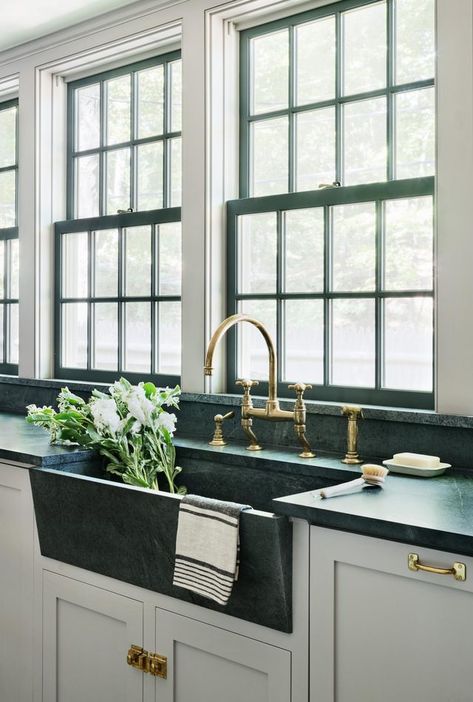 green marble kitchen Farmhouse Kitchen Backsplash, Scandinavian Kitchen Design, Apron Sink Kitchen, Kitchen Sink Design, Farmhouse Renovation, White Kitchen Remodeling, Farmhouse Remodel, Farmhouse Sink Kitchen, Sink Design