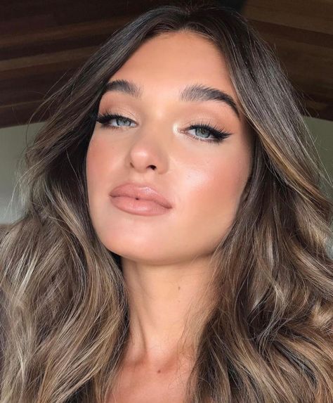 Graduation Makeup Looks, Soft Neutral Makeup, Graduation Makeup Ideas, Glowing Makeup Look, Grad Makeup, Natural Looking Makeup, Dark Hair Makeup, Blonde Hair Makeup, Day Makeup Looks