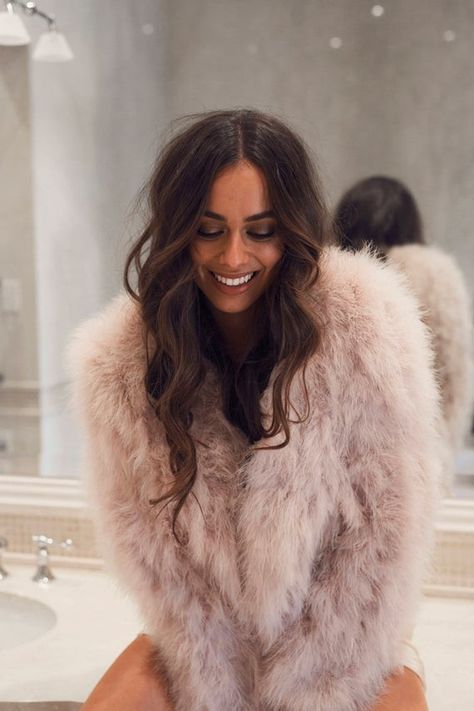 Wedding Dress Fur Coat, Dress Coverup Ideas, Fur Jacket Wedding, Winter Wedding Coat, Wedding Dress Jacket, Faux Fur Outfit, Winter Wedding Accessories, Winter Wedding Gowns, Bridal Coat