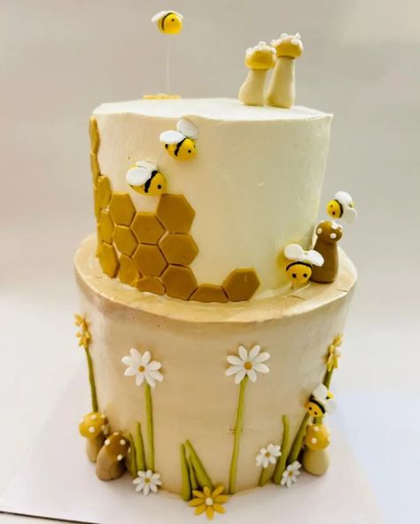 Honey bee 🐝 cake - obsessed with this theme and I enjoyed creating these ! 💛 #cakesofinstagram #cakes #vanillachocolate Bee Themed Cake, Honey Bee Cake, Bee Cake, Bee Cakes, Shower Food, Vanilla Chocolate, Baby Shower Food, Shower Cake, Shower Cakes