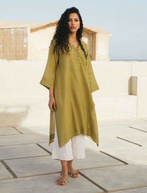 Linen Kurti Designs Latest, Linen Kurti Design, Linen Kurti, Long Shirt Outfits, Linen Summer Outfits, China Street Fashion, Simple Kurta Designs, Pakistani Fashion Casual, Kurti Designs Latest