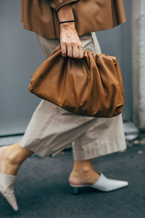 Clutch Bag Outfit, Milan Fashion Week Spring 2020, Street Style Bags, Bottega Veneta Bag, Bottega Veneta Shoes, Fashion Week Spring 2020, Fashion Landscape, Plunge Dress, The Best Street Style