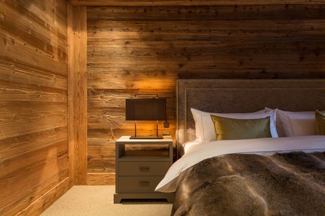 Chalet Oh! - Rougemont Interiors Chalet Bedroom, Mountain Interior Design, Mountain Bedroom, Rustic Log Home, Mountain Interiors, Chalet Chic, Rustic Cabins, Chalet Interior, Chalet Style