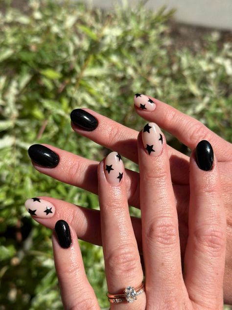 Solid black nails with some sheer nails that have black stars on them Short Black Star Nails, Easy Black And White Nail Designs, Natural Nails With Stars, Rock Concert Nails Ideas, Short Nails Inspo Black, Black And Silver Star Nails, Black Nails Stars, Black Stars Nails, Stars Nails Design