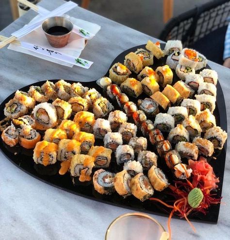 Sushi Platter, Sushi Recipes, Think Food, Yummy Comfort Food, Food Goals, Food Platters, Food Inspo, Food Obsession, Interesting Food Recipes