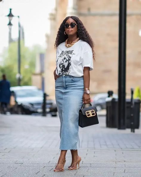 90s style jean skirts have most definitely made a comeback recently – so whether you already own one or are thinking about purchasing a denim skirt, here are 20 different long denim skirt outfit ideas to try while the style is trending! Jean Skirt Outfits Summer, Denim Skirt Outfit Summer, Denim Midi Skirt Outfit, Long Denim Skirt Outfit, Rok Outfit, Skirt Outfits Summer, Look Zara, Denim Skirt Outfits, Long Denim Skirt