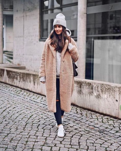 8c01a75941549a705cf7275e41b21f0ddesc49125426ri Teddy Coat Outfit, Normcore Outfits, Mantel Outfit, Camel Coat Outfit, Winter Mode Outfits, Pijamas Women, Mode Mantel, Beanie Outfit, Teddy Bear Coat