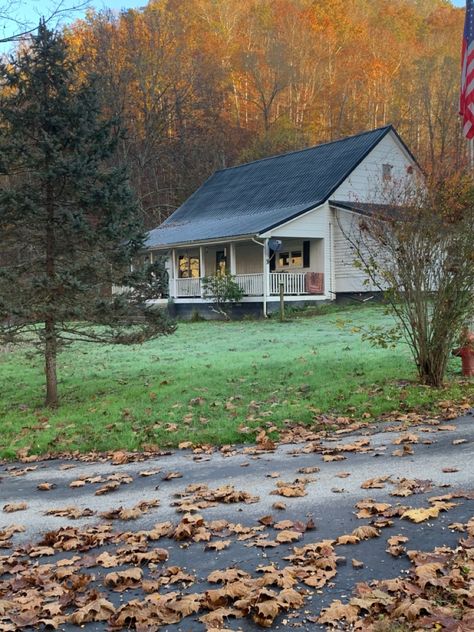 Breathitt county kentucky County Side, Country Neighborhood, Kentucky Summer, Hope County Aesthetic, County Aesthetic, Kentucky Aesthetic, Midwest Farm Aesthetic, Kentucky Architecture, Fall In Kentucky Photography