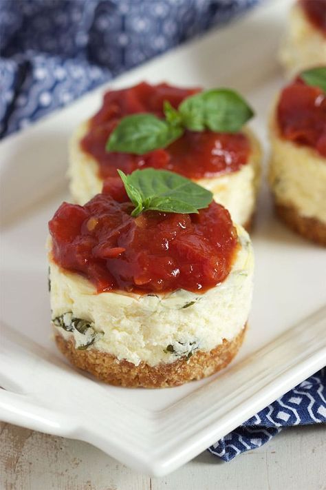 Savory Cheesecake, Tomato Jam, Mini Cheesecakes, Perfect Appetizers, Party Food Appetizers, Best Appetizers, Savoury Cake, Yummy Appetizers, Appetizers For Party