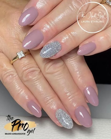 Mother of the bride's nails: stylish and elegant nail ideas Nails Mother Of The Groom, Nail Ideas For Mother Of The Groom, Nails For Mother Of The Groom, Mother Of Bride Nails Mom, Mother Of Groom Nail Designs, Mother Of Bride Nails, Mother Of The Bride Nails Ideas, Mother Of The Bride Nails, Wedding Gel Nails