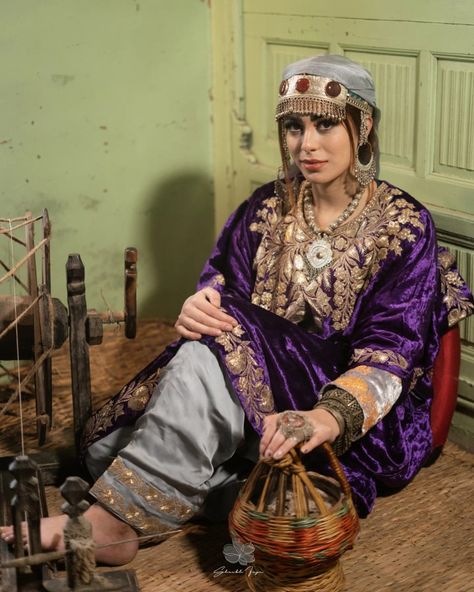 Traditional Kashmiri Look, Kashmiri Culture Aesthetic, Kashmir Clothes, Phirans Kashmiri Style, Kashmiri Dress Traditional, Kashmiri Clothes, Kashmiri Pheran Designs, Kashmiri Look, Kashmiri Clothing