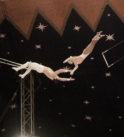 Tightrope Walker Aesthetic, Circus Performer Character Design, Tightrope Aesthetic, Trapeze Aesthetic, Old Circus Aesthetic, Acrobat Aesthetic, Fantasy Circus, Trapeze Circus, Circus Trapeze