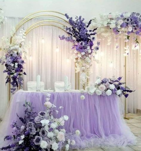 Lilac And Silver Wedding Theme, Purple And Silver Wedding Ideas, Purple Decor Wedding, Indoor Wedding Backdrop Ideas, Lavender Wedding Backdrop, White And Purple Wedding Theme, Lilac Table Setting, Lilac Quinceanera Decorations, Purple Fairytale Wedding