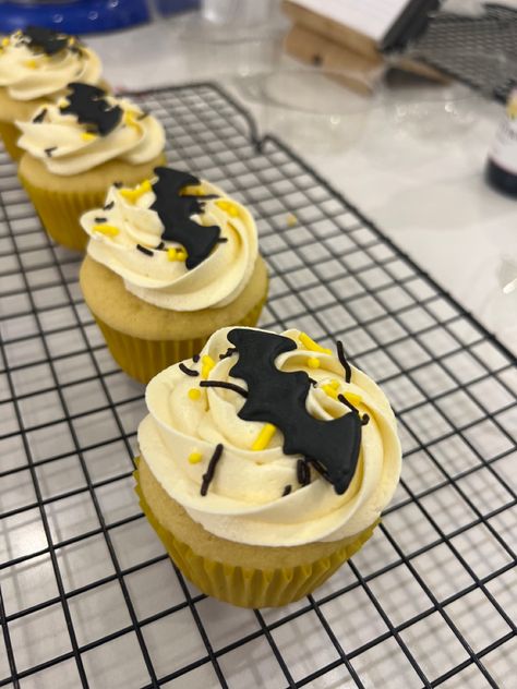 Batman Themed Cake, Batman Desserts, Batman Cupcakes Ideas, Batman Cupcakes, Batman Birthday Cakes, Batman Birthday Party, Batman Birthday, April Wedding, Club Ideas